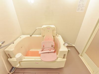 バリアフリー設計の浴室