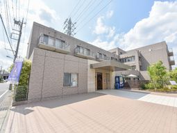 明るい日差しのエントランス