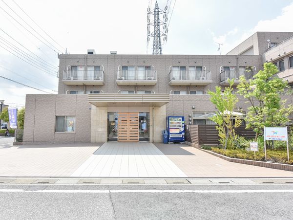 明るい外観の建物エントランス