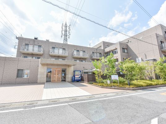 日差しの中のモダンな外観