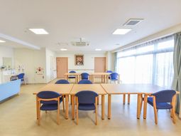 清潔感溢れる食堂空間