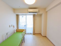 明るい居室の様子