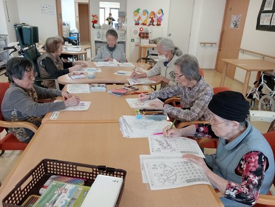 楽しむ人々と風船の食堂