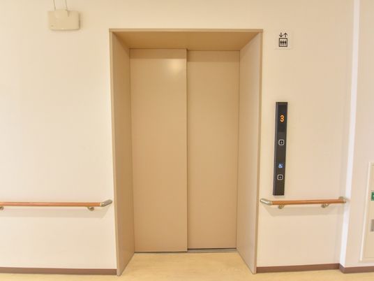 バリアフリー設計のエレベーター