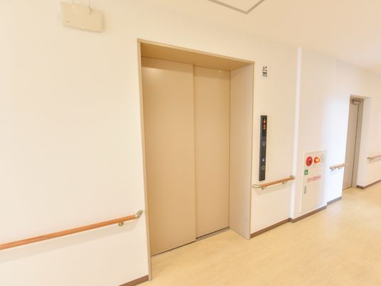 廊下に並ぶエレベーター