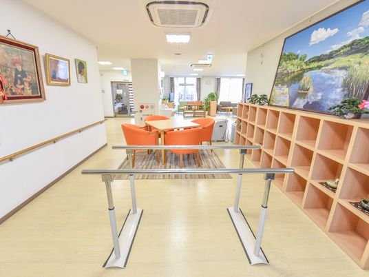 共有スペースの明るい室内
