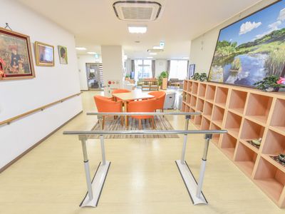 共有スペースの明るい室内