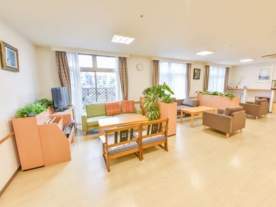 明るく広々としたラウンジ
