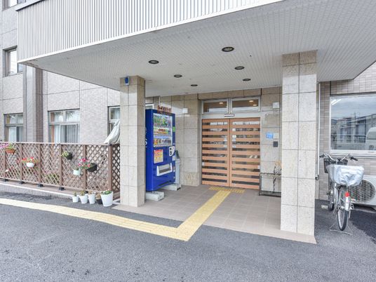 エントランスの明るい外観