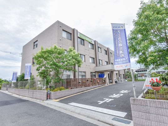 緑豊かな建物外観