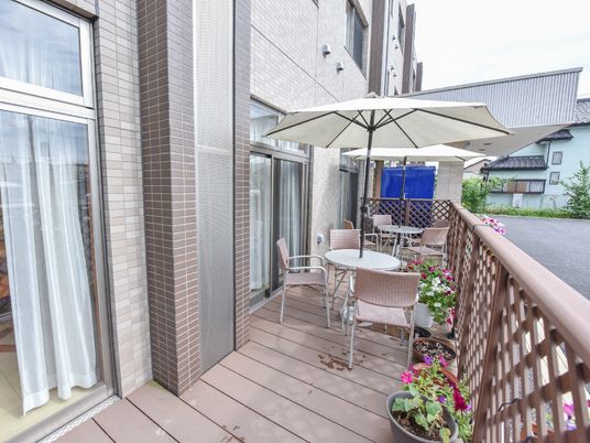 テラスの椅子と傘