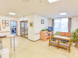 居心地の良い明るいラウンジ