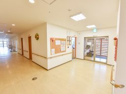 明るい廊下と掲示物