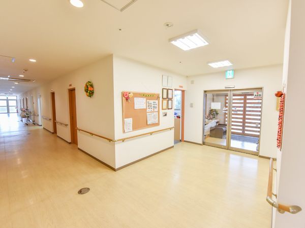 明るい廊下と掲示物