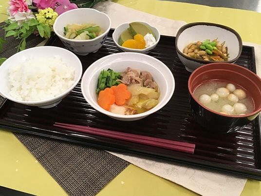 和食の並ぶ食卓