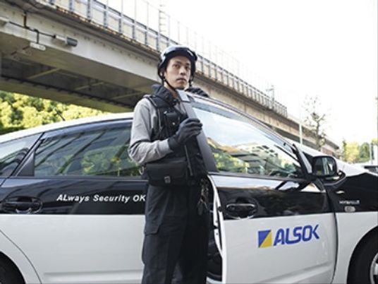 警備員とパトロール車