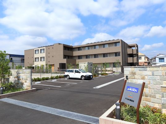 新築そうな建物の外観