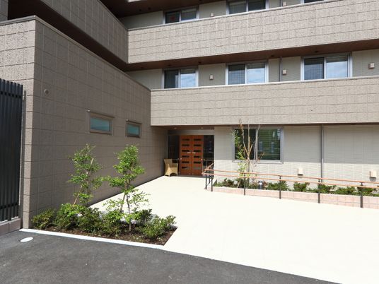 新しい建物のエントランス