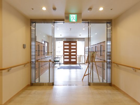 明るいエントランスの通路