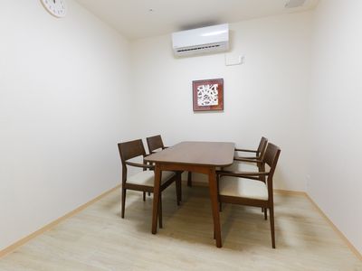 シンプルな居室のダイニング