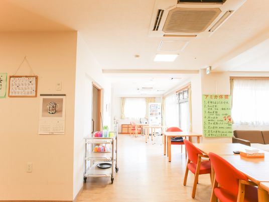 明るい広々食堂空間