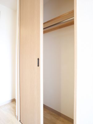 開いたクローゼットの扉