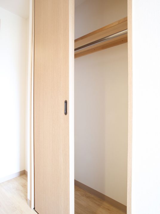 開いたクローゼットの扉