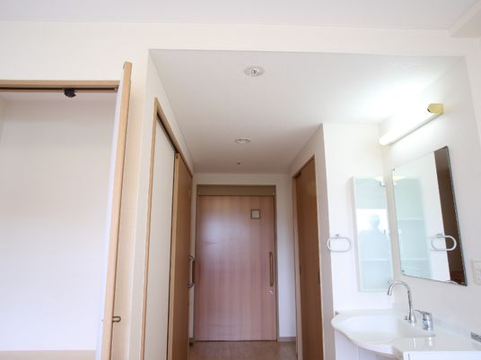 居室の洗面台と入口
