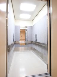 広々としたエレベーター内部