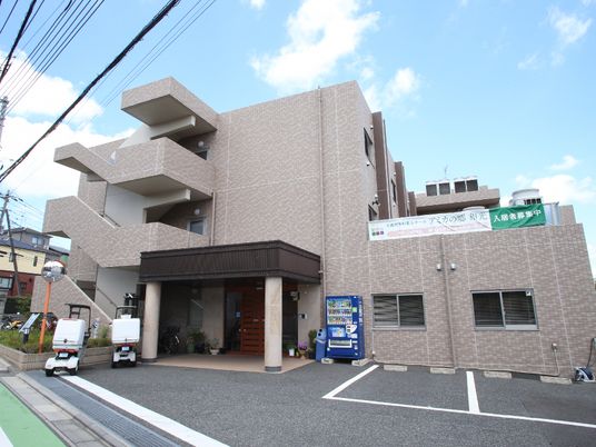 ベージュ色の建物外観