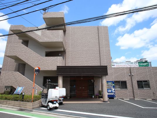 明るい立派な建物外観