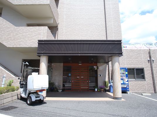 広々とした明るいエントランス