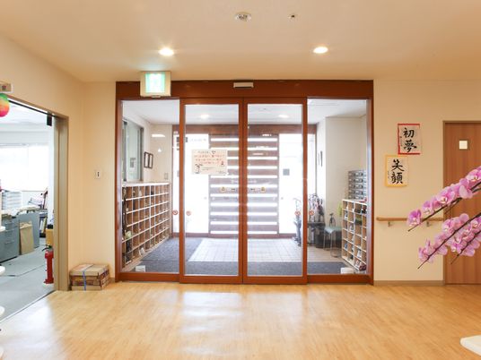 広々とした明るいエントランス