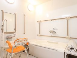 バリアフリーの明るい浴室