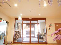 明るいエントランス風景