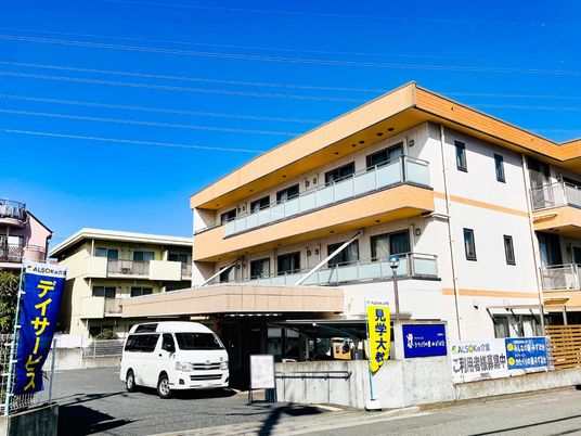 日差しの建物外観