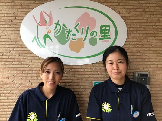 笑顔のスタッフが迎える入口