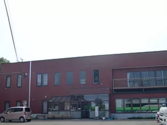 茶色の建物の外観