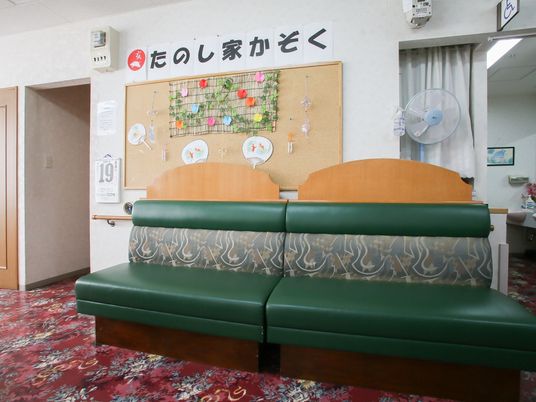 待合室のベンチと掲示板