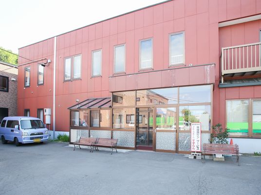 赤茶色の外壁が特徴の外観