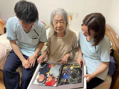 居室での懐かしいアルバム