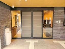 エントランスの自動ドア