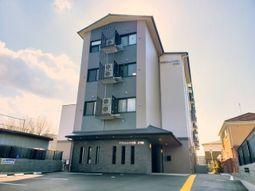 多階層の建物の外観