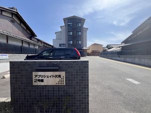 看板前の建物