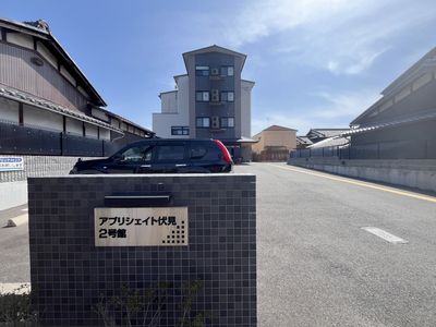 看板前の建物