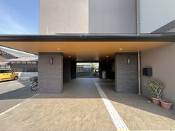 落ち着いた雰囲気のエントランス