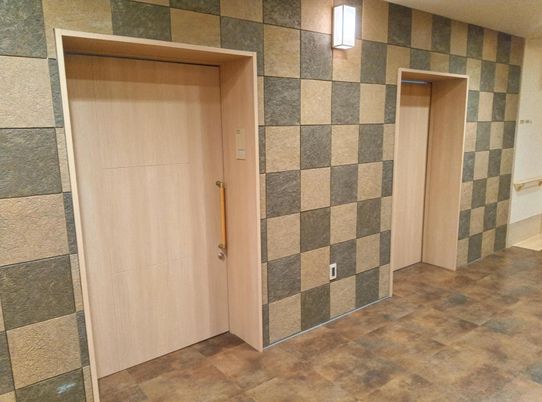 モダンなエレベーター廊下
