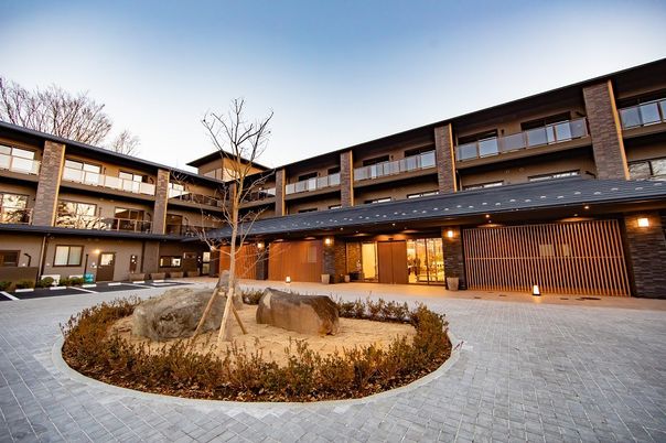 広々とした建物の庭