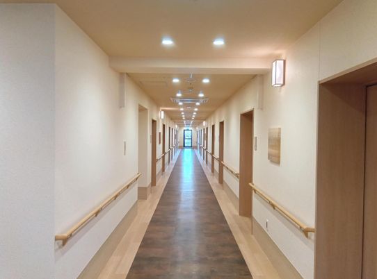 落ち着いた雰囲気の廊下