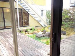 明るい中庭の一角